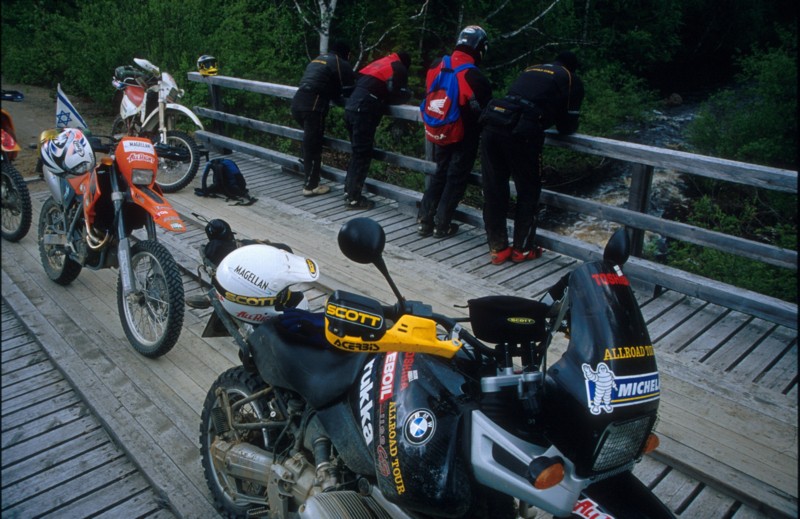 Harvinainen valokuva joen ylittvst hyvkuntoisesta sillasta.<br>A rear shot of a brigde in mint condition.