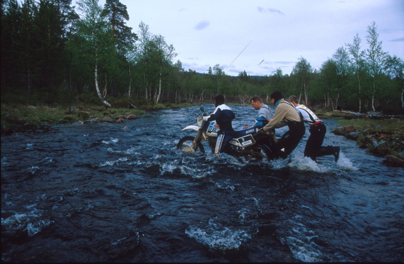 Viimeisill kilometreill ennen Uusijokea kaksi jokiuomaa katkaisi tien. Tm partio meni jlkimmisest juosten yli.<br>On the last kilometres before Uusijoki camp there were two river crossings. Like scouts the patrol rushes across the