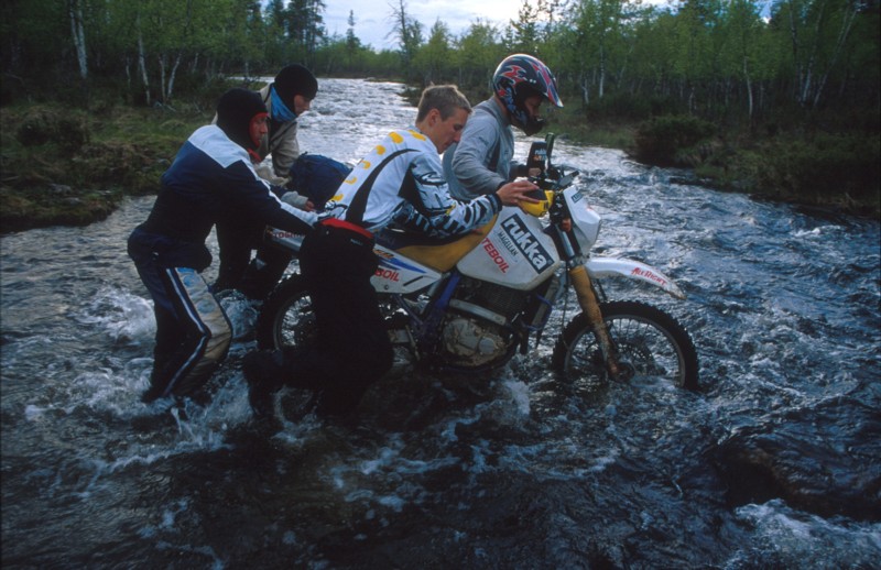 Kanssamotoristiin voi aina luottaa. Tss luodaan Allroad Tourin henke<br>A fellow Allroad Tourist can be trusted to like the former Soviet Union.