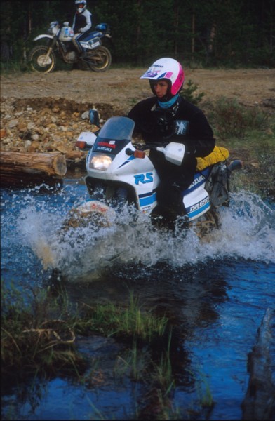 Joki-Jani Luomajoki kieli keskell suuta ja keskell jokea, jonka ylittv silta oli tulvien takia ajamattomassa kunnossa.<br>River-Jani trying to keep his tongue and DR650 in balance.