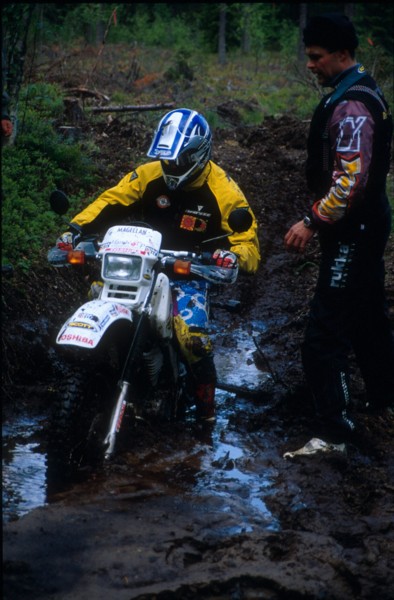 Lars Hrnqvist ja XR600 istuvat ntisti mutaponnissa. (Lintumutkan MK:lle oli saatu maanomistaja Hannu Manniselta ajolupa)<br>*but now he knows it! (Lintumutka off road section was authorized by the landowner Hannu Manninen).