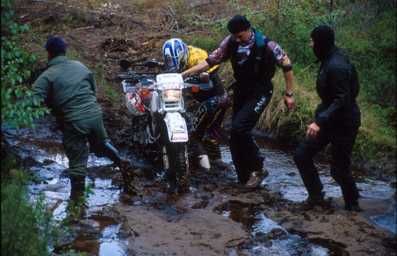 Ilman apuvoimia ei XR600 lllst noussut. (Lintumutkan MK:lle oli saatu maanomistaja Hannu Manniselta ajolupa).<br>The 