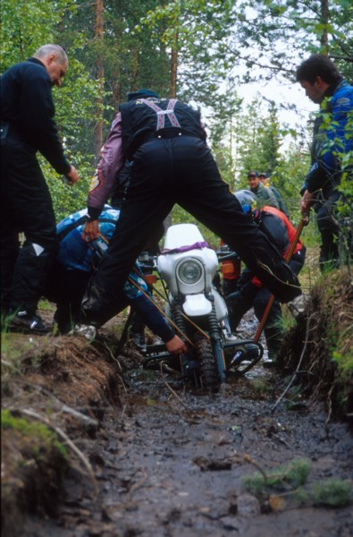 Ihmeellist taljasysteemi viritelln bemarin nostamiseksi kuiville. (Lintumutkan MK:lle oli saatu maanomistaja Hannu Manniselta ajolupa)<br>A mobile hoisting plant was set up to get Beamer back on a dry soil. (Lintumutka off road section was authorized by