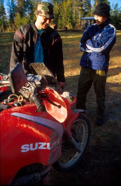 Ismo Koskelan hymy ei hyytynyt vaikka mies vetikin DR750:n huolella 70 km/h vauhdista nurin. Pasi Maaranniittykin huvittaa moinen sinkoilu.<br>Ismo Koskela is still happy after 70 km/h high side at gravel. Pasi Maaranniitty wants to try the same someday.