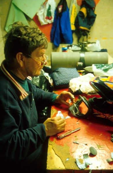 Harri Puustinen , Allroad Tour veteraani, rakentaa kartanlukuajolaseja.<br>Harri Puustinen, one of the Allroad Tour veterans, fixing his near sight glasses-goggles-kit.