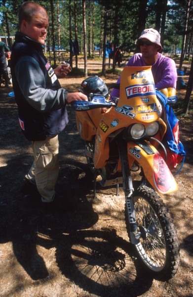 Huoltojoukkojen Valdo Praks Kuusalusta Eestist ja Eran Eshed ihmettelevt Eranin aavikkoraaseria.<br>The service crew member Valdo Praks from Kuusalu, Estonia and Eran Eshed. Eran's bike KTM was rented from Racing Bike, Tuusula, Finland.