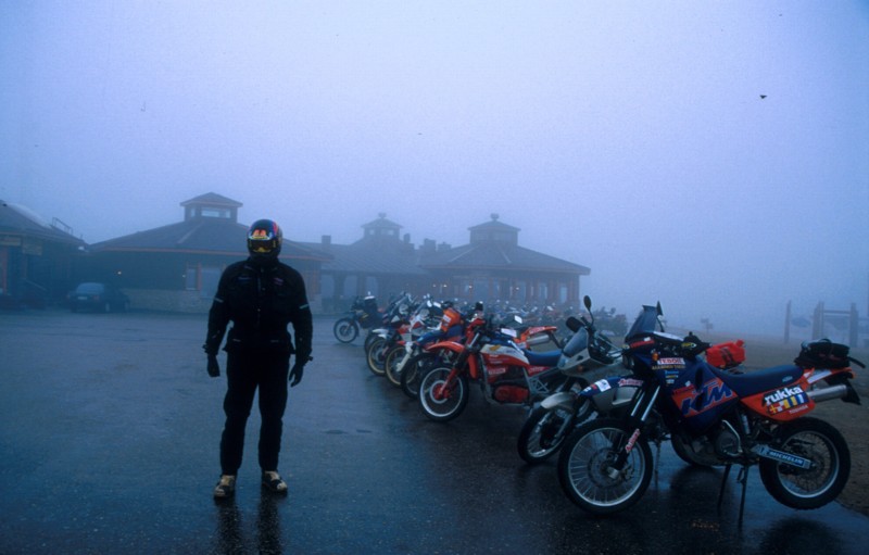 Uusijoen leirilt lhtiess kytiin Kaunispn huipulla sankassa sumussa toisilla aamukahveilla.<br>Heavy fog at the top of Kaunisp fjeld.