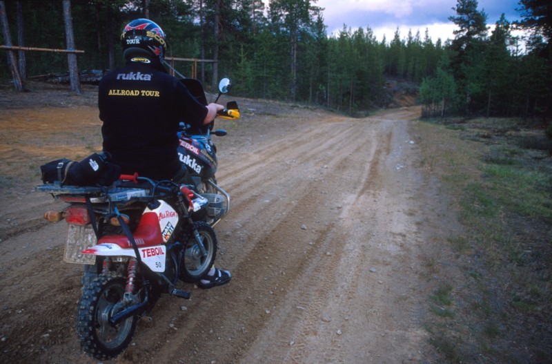 Kassu Kaltio voi vaihtaa kevyempn, jos R1100GS ky liian painavaksi. Ei syyt huoleen, Kassu! Pekka Heikkisen GS:ll ajettiin koko reitti Lintumutkan off road ptkineen.<br>Don't worry, Kassu! Pekka Heikkinen's BMWR1100GS was capable to pass all the route including the Lintumutka off road section.