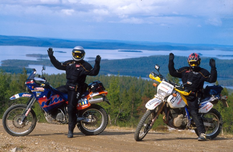 Tm kuva syntyi Laaksoviidan ja Savi-Markon oudosta phnpistosta Inarijrvell.<br>Hands Up, baby, Hands UpHands Up Ltd. from Kajaani, Finland, was one of the companies sponsoring Allroad Tour 2000 Guhtur.