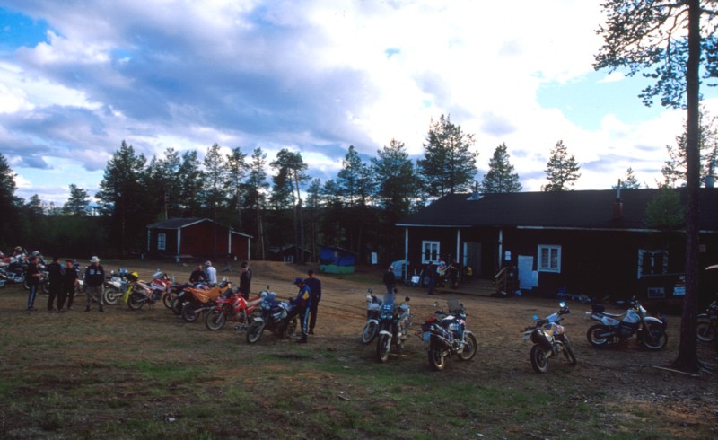 Uusijoen kmpn pihamaalla oli kaikkiaan 38 paksua pyr.<br>The total of 38 bikes were parked at the yard of Uusijoki (New river) cottage.