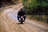 Harri Seppnen vaihtoi huoltoauton isoon enduroon.<br>Harri Seppnen from service crew testing a heavy allroad bike.