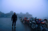 Uusijoen leirilt lhtiess kytiin Kaunispn huipulla sankassa sumussa toisilla aamukahveilla.<br>Heavy fog at the top of Kaunisp fjeld.